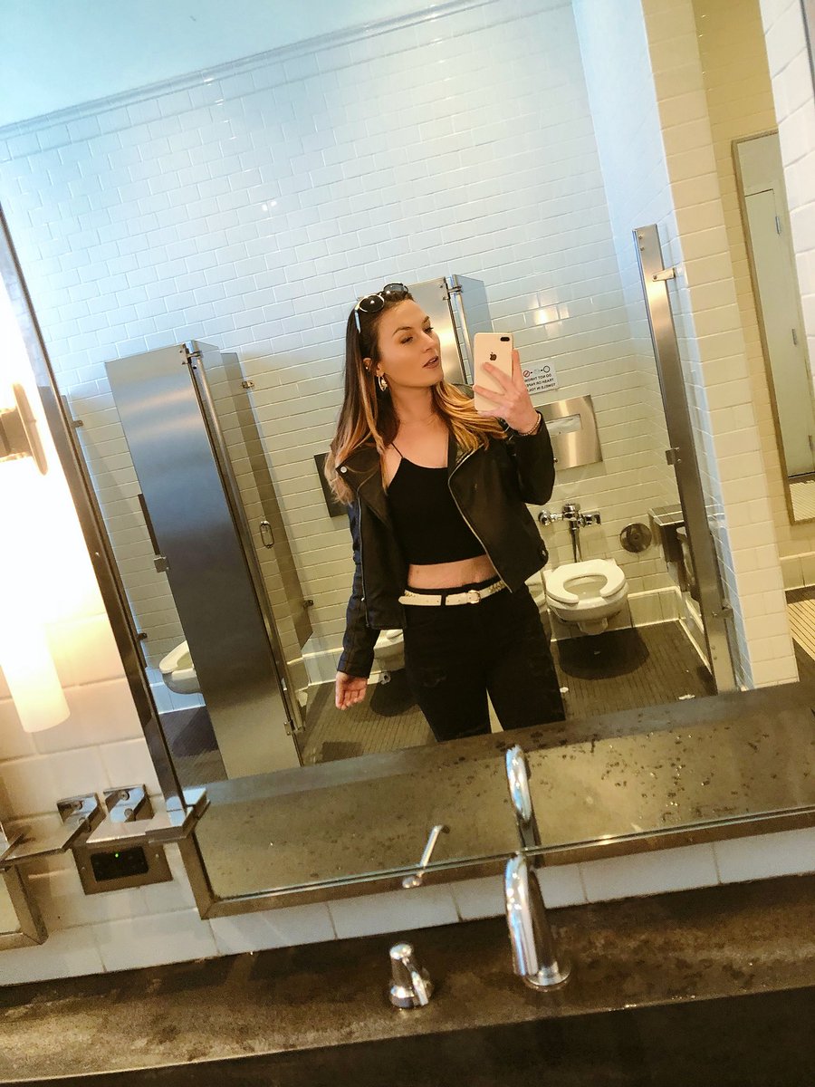 goddess_emerald's tweet photo. Retweet if you’d drop to your knees in this public restroom to serve me. 😏 https://t.co/eivliy31Tk