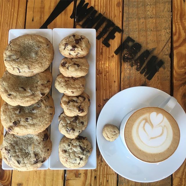 WhiteFoamCafe's tweet photo. 🦉
Finally found a Perfect Match! ☕️➕🍪= ❤️ Try our Chocolate chip cookies w/ Cappuccino. 🙌🏼💯 #cookiesfam #whitefoamcafe #cookieccino #specialtycoffee  #riyadhcafes https://t.co/msJ2vZyPkO https://t.co/bWBzdkHO50