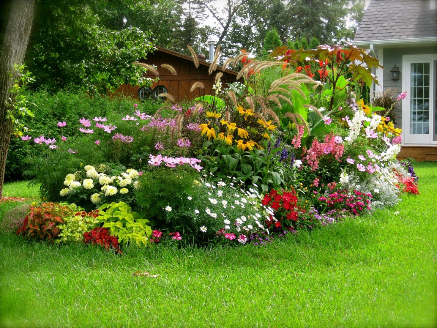 как красиво оформить сад цветами