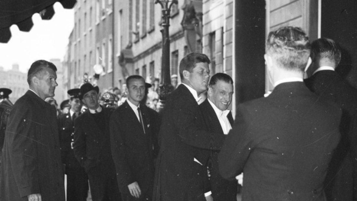 Niall Burgess (@nburgessdfat) on Twitter photo On this day 55 years ago, 27 June 1963, JFK arrived at our front door for a state dinner <a href="/dfatirl/">Irish Foreign Ministry</a> in Iveagh House. We gave him smoked salmon, steak with peas and Wexford strawberries. On this day 55 years ago, 27 June 1963, JFK arrived at our front door for a state dinner <a href="/dfatirl/">Irish Foreign Ministry</a> in Iveagh House. We gave him smoked salmon, steak with peas and Wexford strawberries.