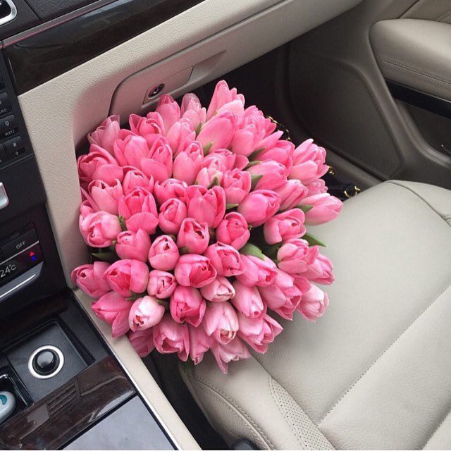 أجمل شعور تفتح باب السياره تشوف هالبوكيه ينتظرك 🤩❤️'
#منو مجربه ؟
