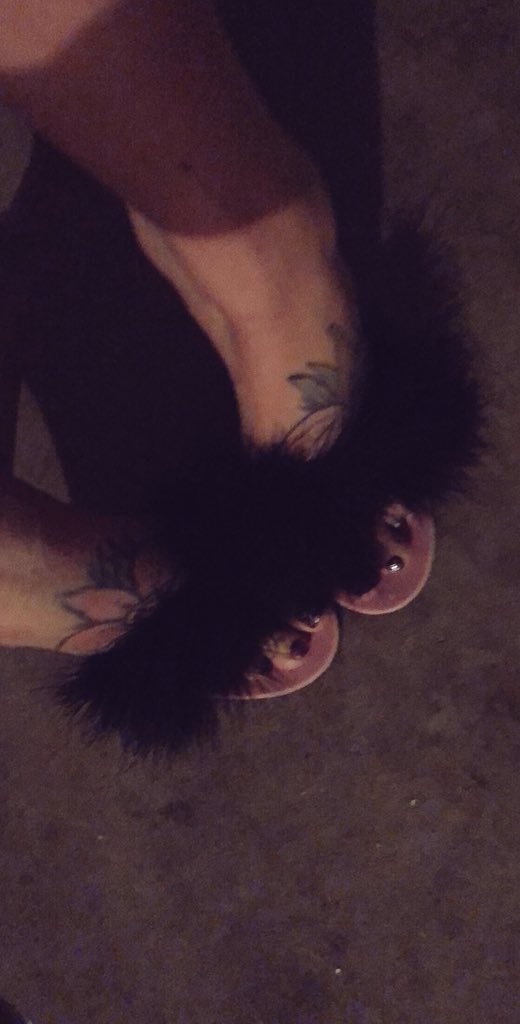 DiamndMstrss's tweet photo. Let me inflict pain and poison you with the flow of my words, they drip off my mouth and into your mind like a parasite, kiss my feet feet, worship my being. Please me with your service 💦💋 @RTcuntt @RTP1G @loneleyguy69xxx @RTfaggot #findom #feetfetish #footworship https://t.co/6xWCtNvy3f
