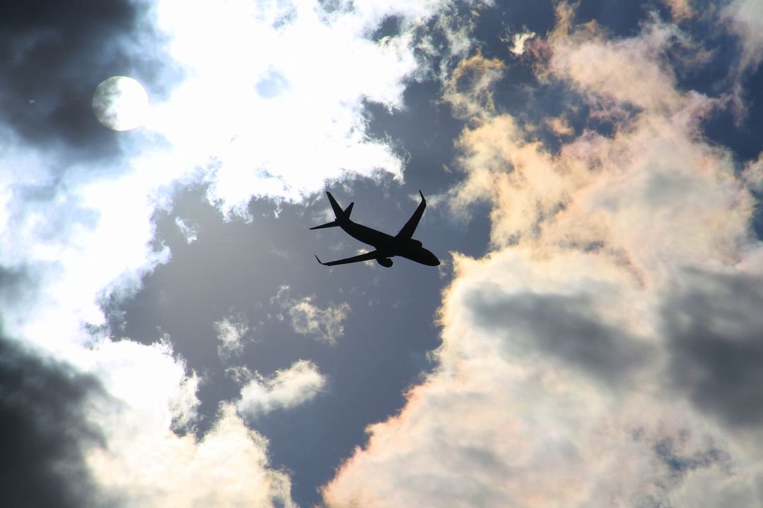 улететь с земли. самолет кружится в небе. самолет кружит. самолет в воздухе. самолет чебоксары.