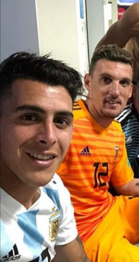 pulpoarmani's tweet photo. Ni de Boca, ni de River, en Rusia somos todos Argentina 🇦🇷🇦🇷🇦🇷❤❤❤  #TodosUnidos https://t.co/wiQi2g6unZ