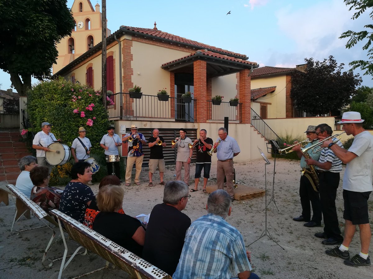 EricRollandin's tweet photo. La #fêtedelamusique2018 à #Noilhan organisée par l'association Festi Savès permet aux habitants de se rencontrer et de partager avec les nouveaux arrivant. Nos #villages ont besoin de ces manifestations génératrices de liens #sociaux. #Gers #ValdeSave #solidarité https://t.co/PHCrHkkqho