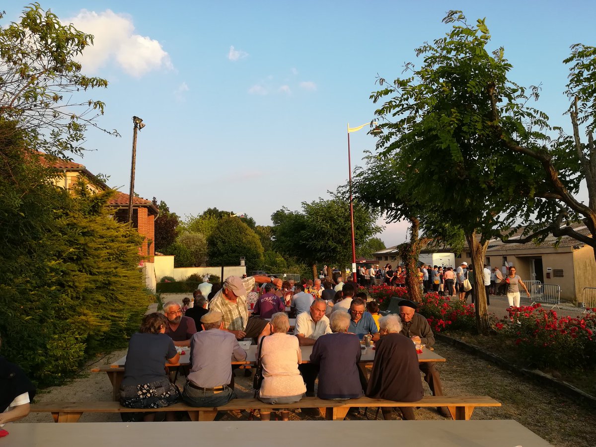 EricRollandin's tweet photo. La #fêtedelamusique2018 à #Noilhan organisée par l'association Festi Savès permet aux habitants de se rencontrer et de partager avec les nouveaux arrivant. Nos #villages ont besoin de ces manifestations génératrices de liens #sociaux. #Gers #ValdeSave #solidarité https://t.co/PHCrHkkqho