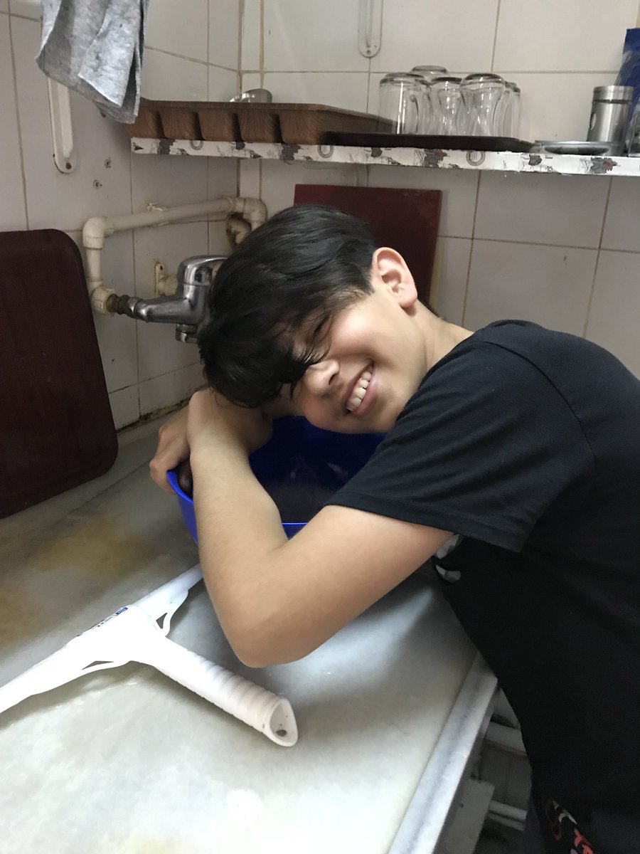 ferhatyazz's tweet photo. Bulaşık yıkarken işini severek yap sıkı sıkı  sarıl dedim ve sonuç 😒 https://t.co/gIfGNFdSMK