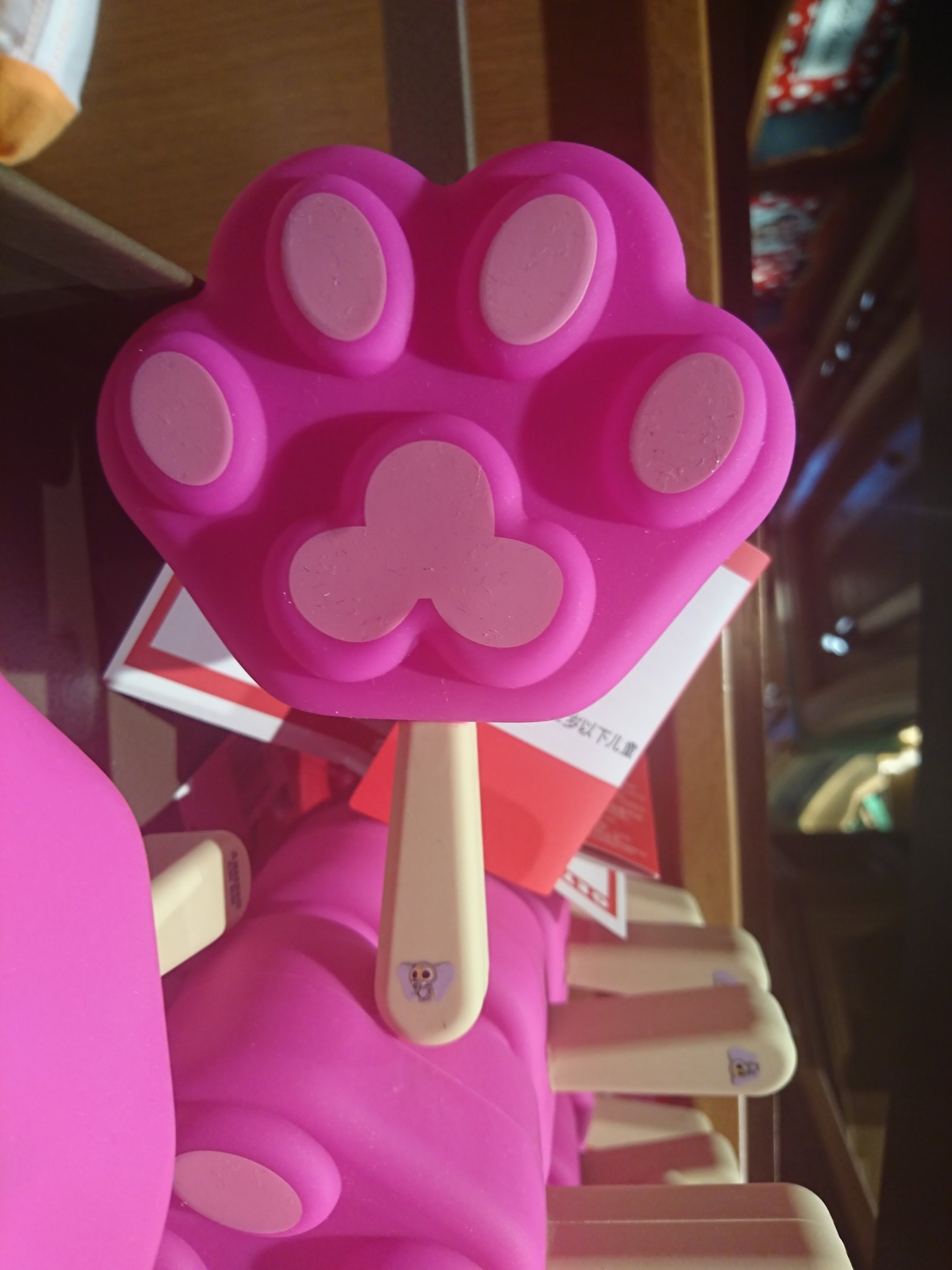 ひろどん 舞浜 上海ディズニーランドで販売のズートピアのニックが作ったアイスキャンデーの小銭入れ シリコン素材で 棒の部分にはパオンパオーンなフィニックがデザインされています T Co S8kaj43kqb