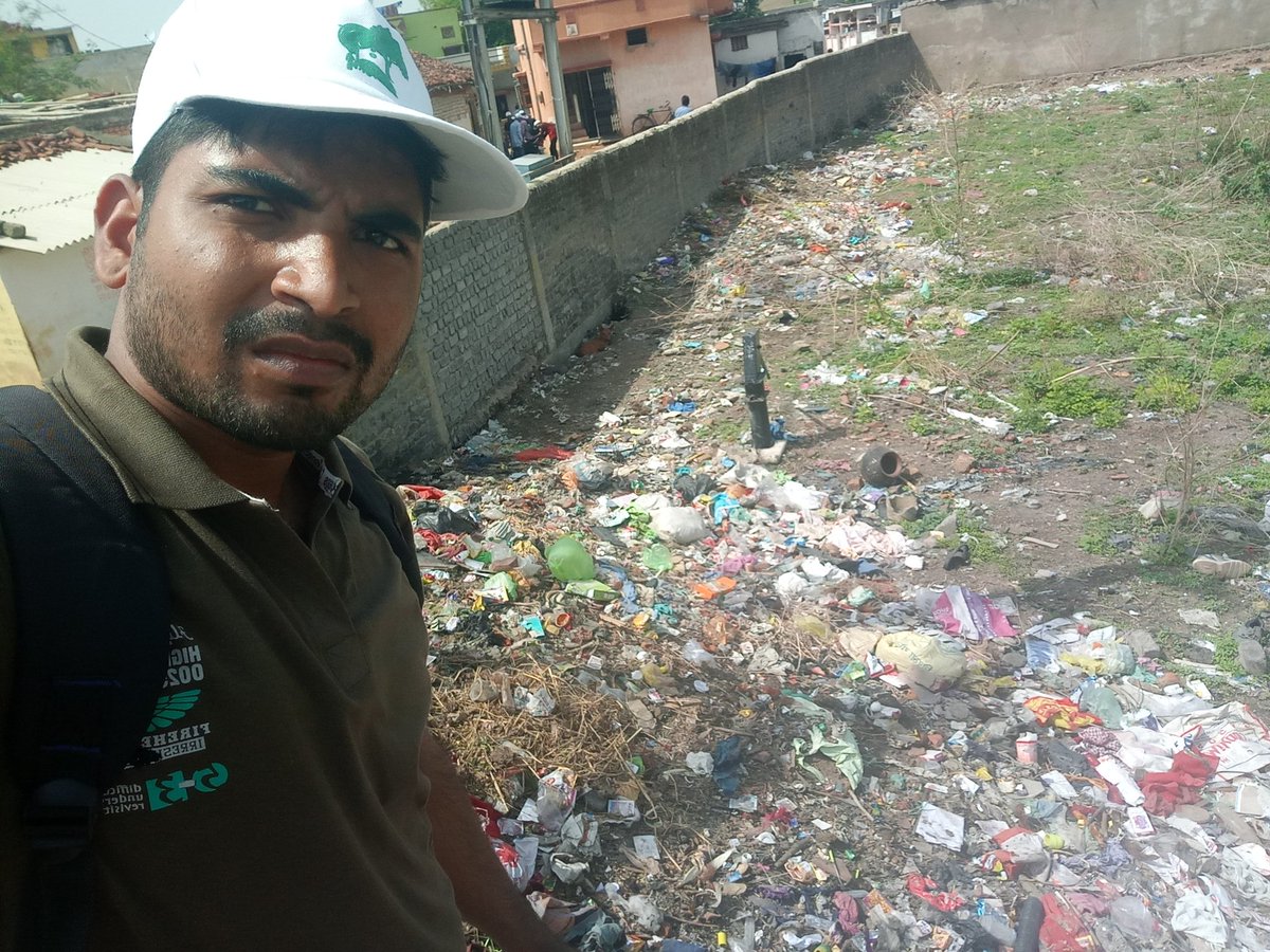 DrYamankSahu's tweet photo. @PramodDubeyCong  यह फोटोग्राफ्स लालपुर के दुर्गा चौक के पास किसी के पर्सनल प्लॉट की है जिसमें मुक्कड़ ना होने के कारण आस-पास के नागरिकों द्वारा गार्बेज डंप किया जा रहा है, और यह गार्बेज इतना ज्यादा है की बीमारी होना तय है नगर निगम द्वारा सफाई और 1/2 #sbsigpc #sbsi https://t.co/UVEp2p7RPJ