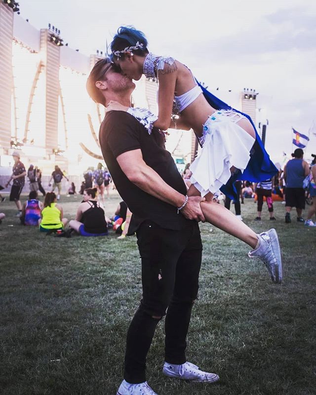 sushimonstuh's tweet photo. Couples that rave together stay together 💃🕺🤘 photo by @itsdvd .
.
.
.
#edclv #rave #ravecouples #basicandproud #edm #edmlifestyle #edmcouples https://t.co/zOCOWTGEVe https://t.co/C2qfBny2j2