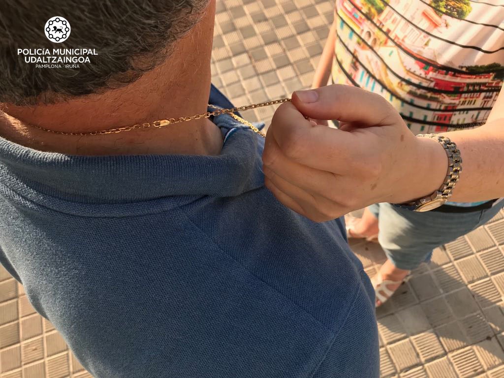 Aquí va nuestro primer #policonsejo
Ayer tuvimos conocimiento de un nuevo caso de hurto de cadena de oro mediante el método del abrazo a personas mayores
Recomendamos no dejar que ninguna persona desconocida nos abrace, aunque te gusten los abrazos.....