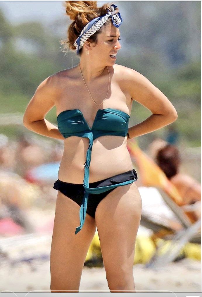 CrisGarcia_15's tweet photo. Abro hilo. A la actriz Blanca Suárez se le ha ocurrido a la mujer ir en bikini a la playa y comer patatas fritas además. Es repugnante los comentarios q se han dicho sobre ella . Sigue leyendo https://t.co/iBw2jr6lhN