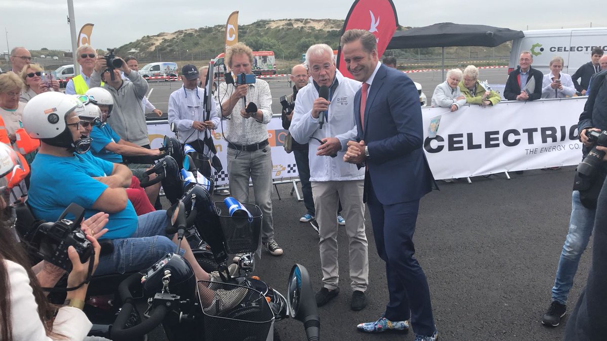hugodejonge's tweet photo. Zojuist het NK Scootmobiel voor 75+ers geopend én zelf een rondje gereden in een #scootmobiel op circuit #Zandvoort. Top-event van stichting @GoudenDagen. #EenTegenEenzaamheid https://t.co/yD7I0yDHCS