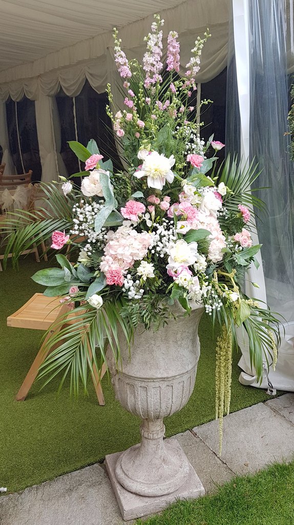 PoppiesFloristB's tweet photo. Great Urn of flower
https://t.co/A9tuY3BAwg 
https://t.co/b1wIWQI4W0 . 
#bournemouthflowers #dorsetflowers #tablecenterpieces #tablecenterpiece #beautifulflowers #weddingplanning #weddingplanner #corporateflowers #weddingflower #weddingflowers #wedding  #creativeflowers https://t.co/wo4akf5hEd