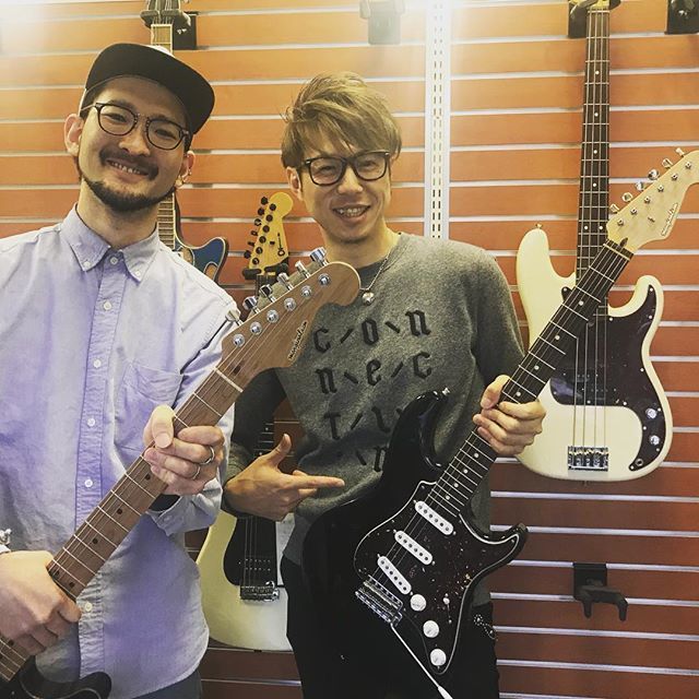 HirakuMarginal's tweet photo. ディーンフジオカさんのサポートなどでご活躍中のギタリストの佐田慎介さんにご来店いただきました！
製作させていただくギターの打ち合わせをしました。どんなギターになるかたのしみです！
@shinsukeguitar 
#guitar  #bass https://t.co/zLYiXKEvs7 https://t.co/MTSjV3trcc