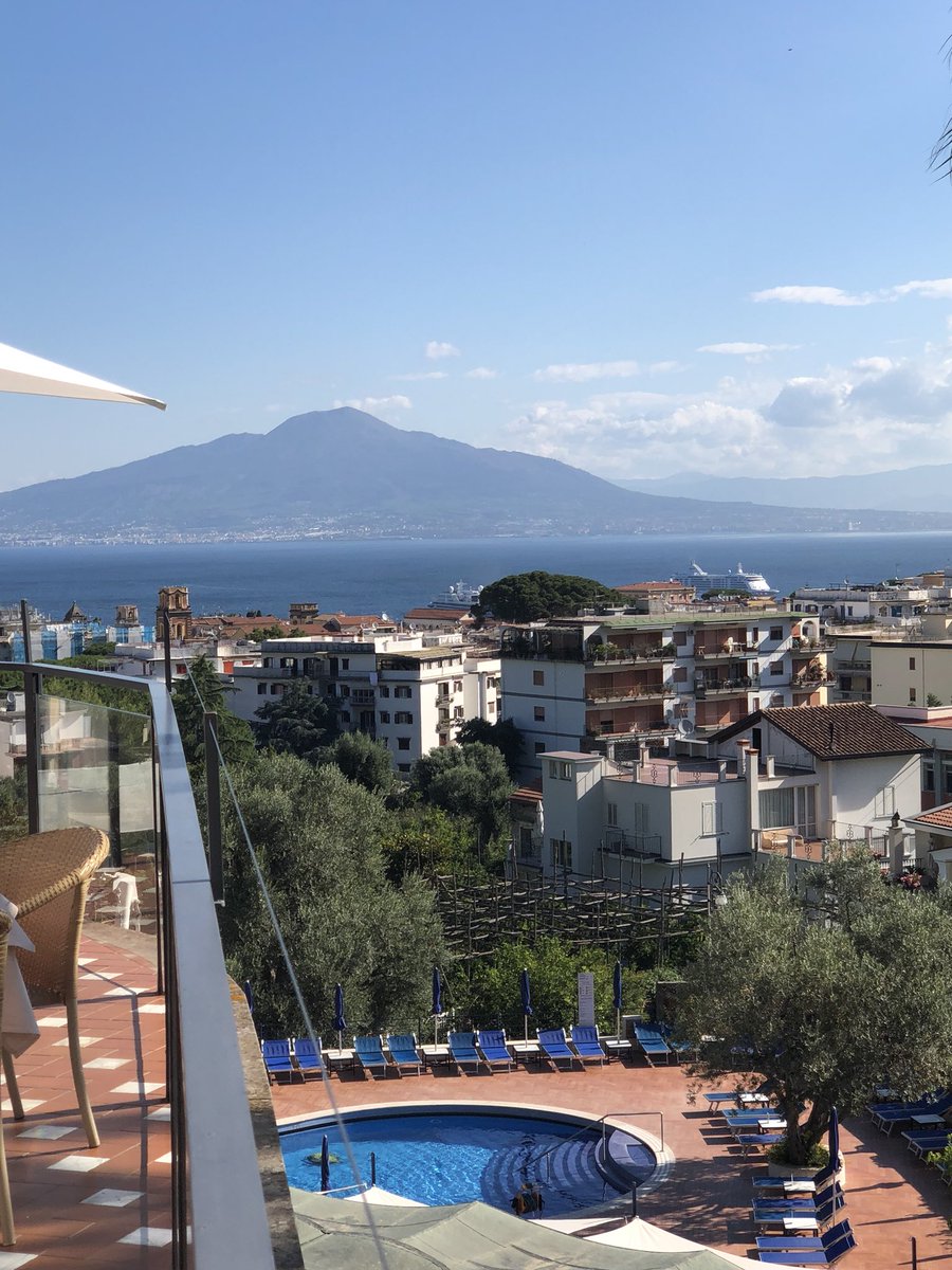 bigdatasynergy's tweet photo. Canny view for breakfast #kickbacktime https://t.co/t4Gx3j0Oi1