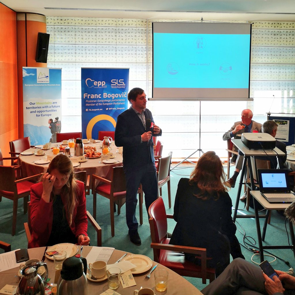 Franc_Bogovic's tweet photo. Marko Zevnik z Zavoda Sopotniki na delovnem zajtrku o socialnih inovacijah v @EP_Slovenija predstavlja platformo za prevoz starejših. Odličen primer dobre prakse, ki krepi socialno vključenost starejših, solidarnost in medgeneracijsko sodelovanje! @Euromontana #eu4smartvillages https://t.co/KTbNuuhsys