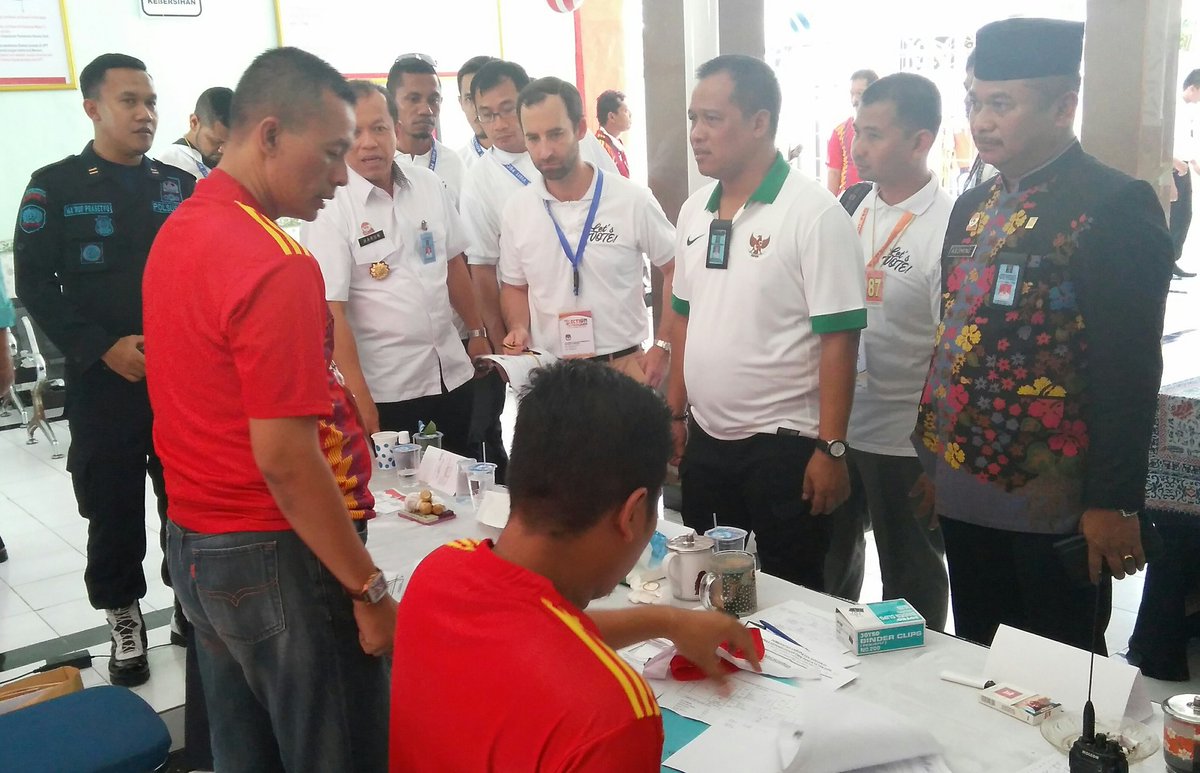 KPU_ID's tweet photo. Peserta "Election Visit Program 2018" kunjungi TPS 23 & 24 di Lapas Sidoarjo, Jatim utk menyaksikan proses penghitungan suara #EVP2018
#ElectionVisitProgram2018
#Pilkadaserentak2018
#KPUmelayani https://t.co/PgjizSte0B