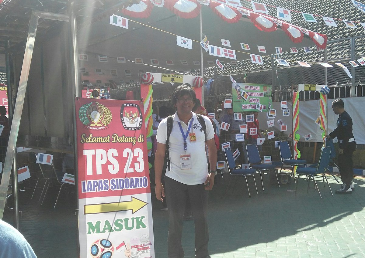 KPU_ID's tweet photo. Peserta "Election Visit Program 2018" kunjungi TPS 23 & 24 di Lapas Sidoarjo, Jatim utk menyaksikan proses penghitungan suara #EVP2018
#ElectionVisitProgram2018
#Pilkadaserentak2018
#KPUmelayani https://t.co/PgjizSte0B