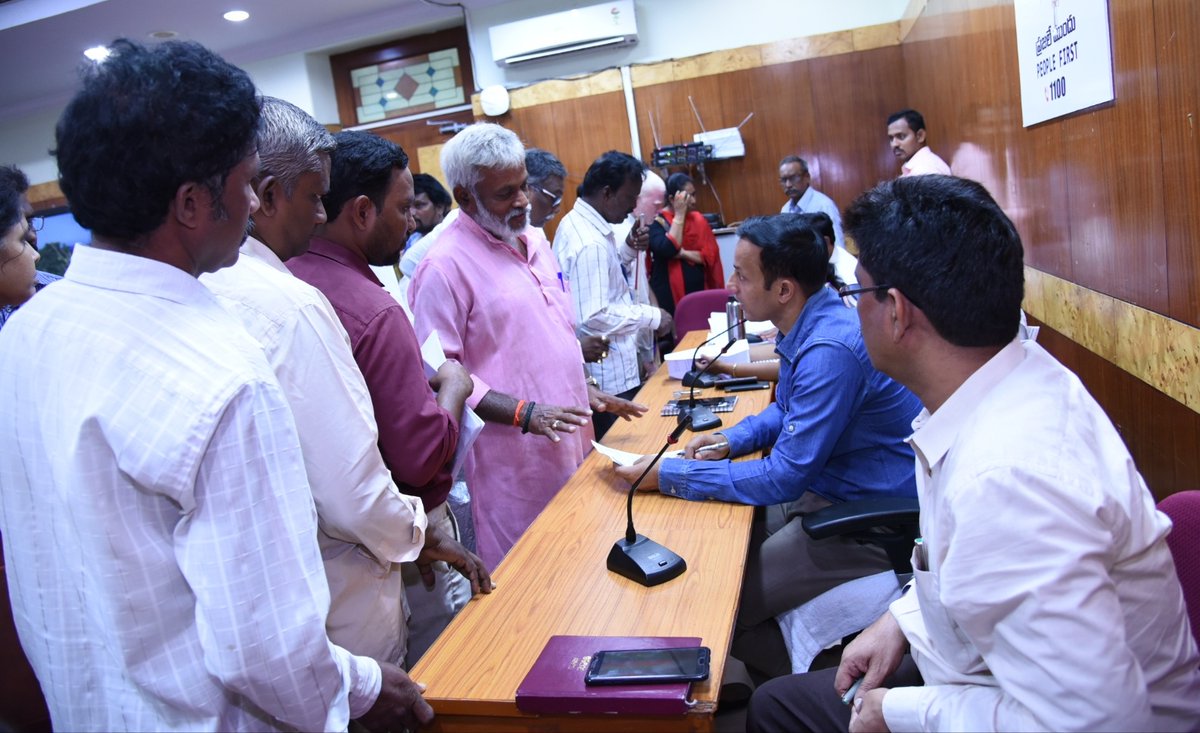TDP24x7's tweet photo. మీకోసం కార్యక్రమానికి వివిధ ప్రాంతాల నుండి ప్రజలు అధిక సంఖ్యలో వచ్చి తమ వినతులను అధికారులకు సమర్పించారు. మీకోసం కార్యక్రమానికి 205 దరఖాస్తులు వచ్చాయి . #Visakapatnam #ChandrababuNaidu #TDP #NaraLokesh #Amaravathi #MeekosamProgram #VisakaDistrict #APCM #ncbn #TDPforDevelopment https://t.co/AsEcPnRngI