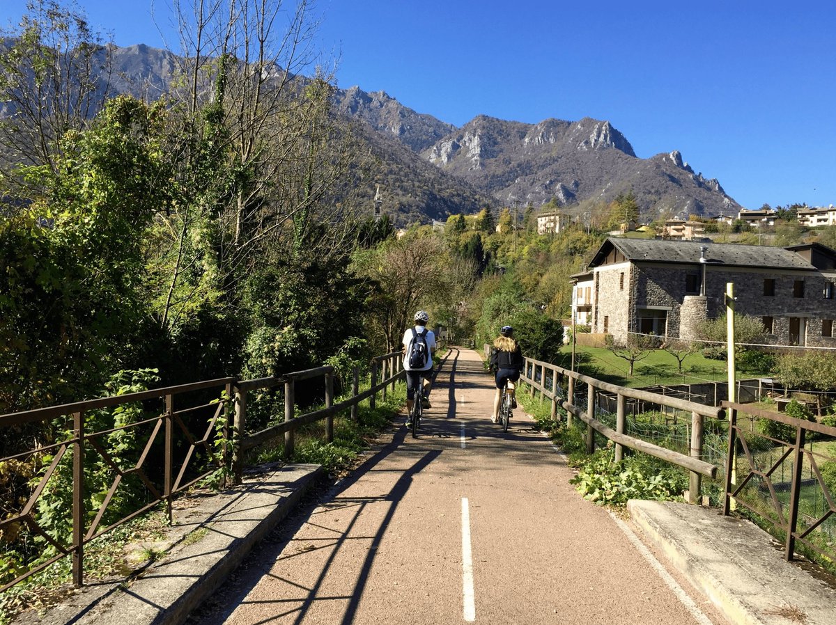 TurismoBergamo's tweet photo. Una passeggiata o un giro in bici, ogni motivo è valido per immergersi qualche ora nella natura.
📍 Ciclovia del Brembo, Val Brembana
https://t.co/lTDZDymVHo
#visitbergamo #bergamojustamazing #inlombardia https://t.co/rw05BzDFOM