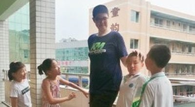 時事ドットコム 時事通信ニュース 世界最 高 の小学生 中国 四川省の楽山市の小学校に通う６年生の男の子が 世界で最も背の高い小学生ではないかと注目を集めています 身長は２０６センチ 英字紙チャイナ デーリーが２７日伝えました 記事