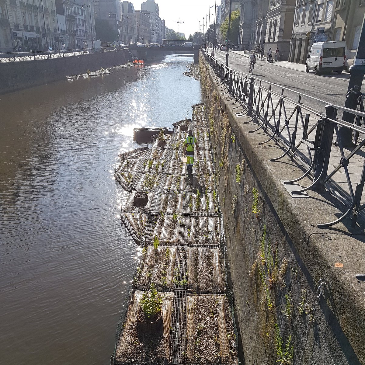 Myriam_Trellu's tweet photo. 1er nettoyage d'été des Jardins flottants #Rennes #floatingPlanters https://t.co/cihGeSAEhm