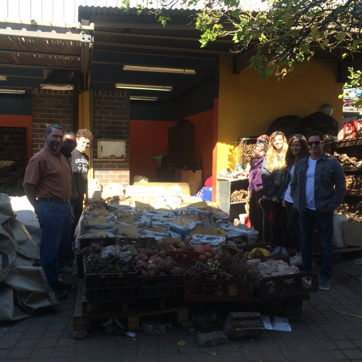 nkulitour's tweet photo. Great tour with guest from #Colorado USA.
 #FaradayMarket 
 #Sowetotour
 #Kliptownwalk
 @nkulitours https://t.co/3g69wIbMjf