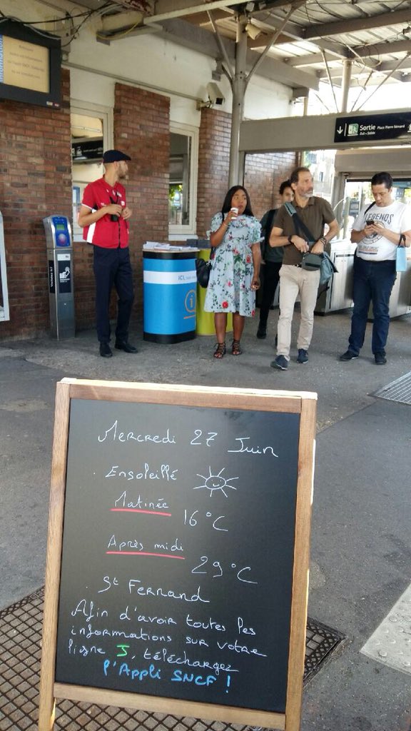 Matt_Moii's tweet photo. Ce matin nous sommes à votre écoute afin de vous orienter et répondre à vos questions, nous vous informons que vous pouvez recharger votre pass Navigo en ligne pour éviter les files d’attentes en gare, alors n’attendez plus rendez-vous sur https://t.co/fqlk3gv1Cw @CSH_Team1 https://t.co/Z07vNW4c4Z