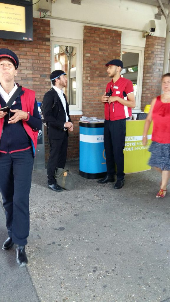 Matt_Moii's tweet photo. Ce matin nous sommes à votre écoute afin de vous orienter et répondre à vos questions, nous vous informons que vous pouvez recharger votre pass Navigo en ligne pour éviter les files d’attentes en gare, alors n’attendez plus rendez-vous sur https://t.co/fqlk3gv1Cw @CSH_Team1 https://t.co/Z07vNW4c4Z
