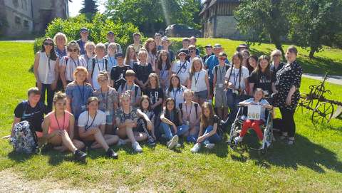 LakelandsAcad's tweet photo. What a brilliant food day! We went to a bakery first and made our own bread. Then we went to a goat farm and tried goat's cheese, followed by a cider farm where we sampled the apple juice. Next we're trying frogs legs and snails.
#LakelandsAcad #LANormandyTrip2018
#LAWorldStudies https://t.co/UtfCWrwD9I