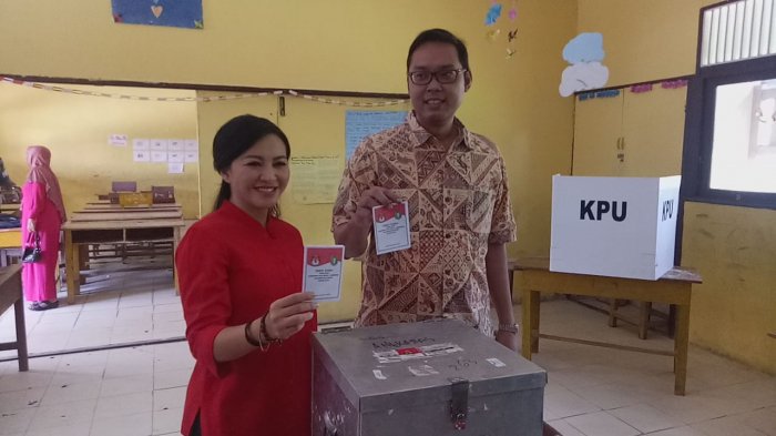 PDIP_mempawah's tweet photo. @GesuriID Cagub Karolin Menggunakan Hak Pilihnya di TPS Landak.

https://t.co/nmdqBYdfSs

#karolinGidotMenang
#PilgubKalbar2018
#PDIPerjuangan https://t.co/pIYri6E0BH