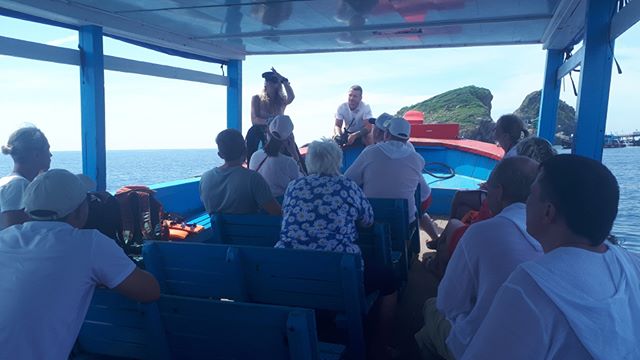 Only the second briefing of the morning #diving #scuba #sea #underwater #scubadiving #ocean #padi #diver #underwaterphotography #diveraid #nhatrang #love #vietnam #nhatrangdiving  #nhatrangbeach #nhatrangtrip #instatravel #vietnamtravel #travelvietnam 📷: @divealphavietnam