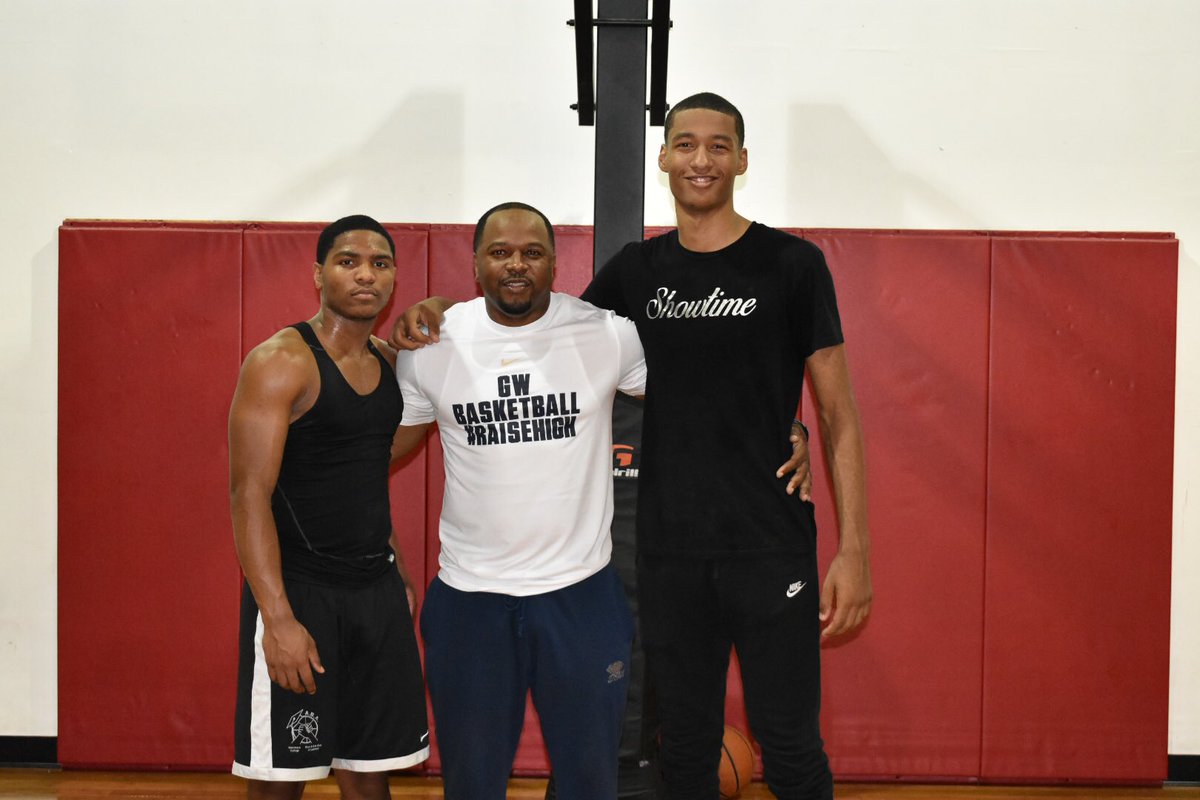 HC_CoachBrown12's tweet photo. Great night @NLFactory with @1click_ & @_showtimedre
We have built a culture where it does not matter who you play for. We all share the same goal and that’s to take our game to the Next Level.
#NewEnglandStrong #FactoryLife #NextLevelNightOwls #LevelUp https://t.co/2gQKtqPIHe