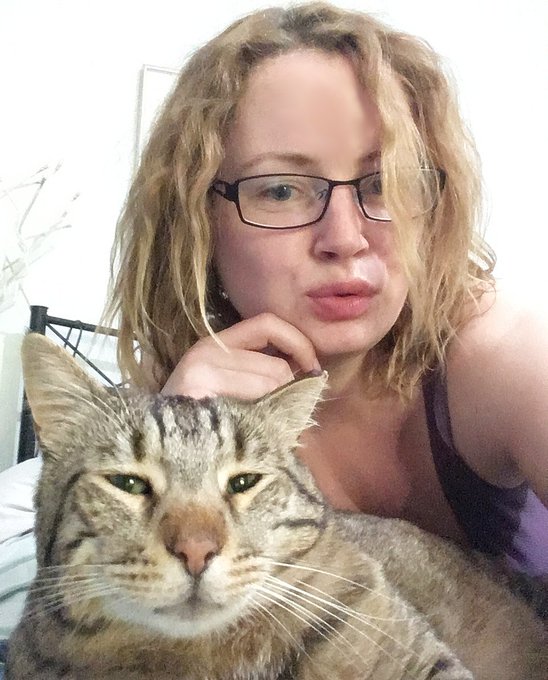 #earlymorning #natural #selfie...complete with #feline guest star 
#CatsOfTwitter #cat https://t.co/