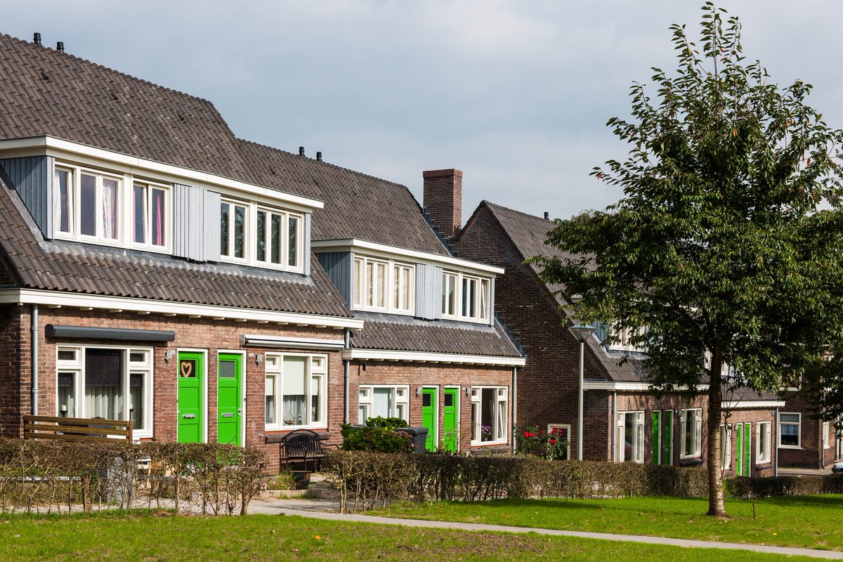 De typische vooroorlogse volkswijk de Geitenkamp in Arnhem slopen of renoveren. Vivare koos gelukkig voor behoud van het beschermde stadsgezicht. Hier zijn we samen met de bewoners na 18 jaar nog steeds trots op! #plek bit.ly/2lBGpr6