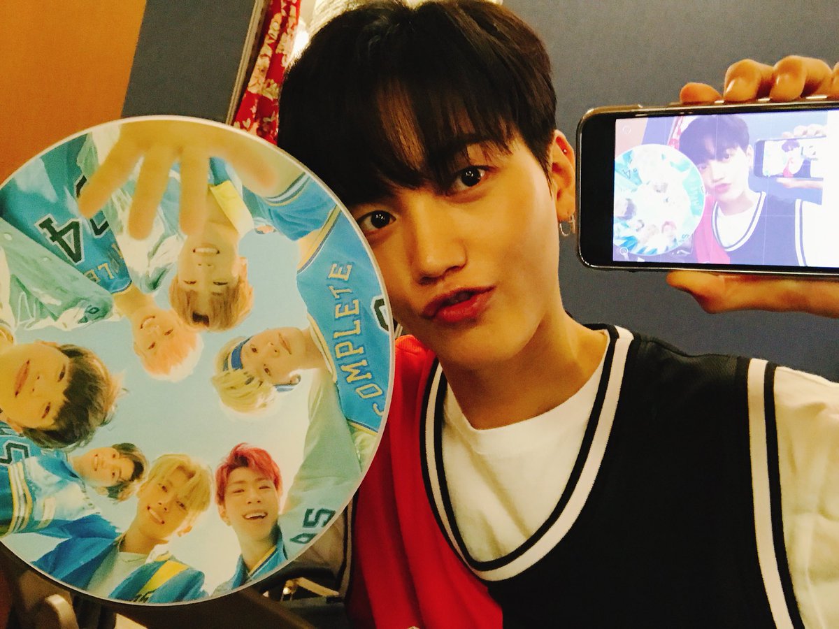 onflaves's tweet photo. 180627
[#제이어스] 퓨즈들 ~ 잘 지내구 있죠 ~? 더운날씨엔 ~ 청량부채와 함께 !!❤️
#셀카마스터 #큰부채 
https://t.co/FOCKokniRP

[TRANS]
[#J_US] Fuses ~ How are you ~? 
In a hot weather ~ With a refreshing fan !!❤
#SelcaMaster #BigFan