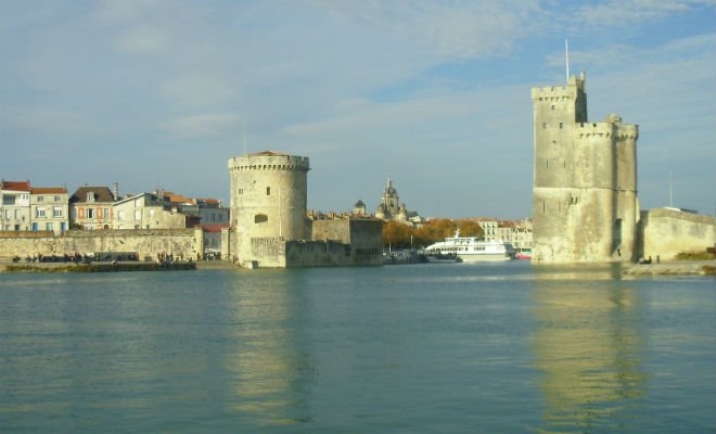 YelloPark's tweet photo. #LaRochelle compte devenir la 1ère agglomération littorale à réduire de 5️⃣0️⃣% son empreinte carbone d'ici 2030 : un enjeu environnemental qui reste prédominant dans le cadre du projet #YelloPark ! #carbonezero #environnement https://t.co/IVrTHi5pnn https://t.co/Pwog01xjPl