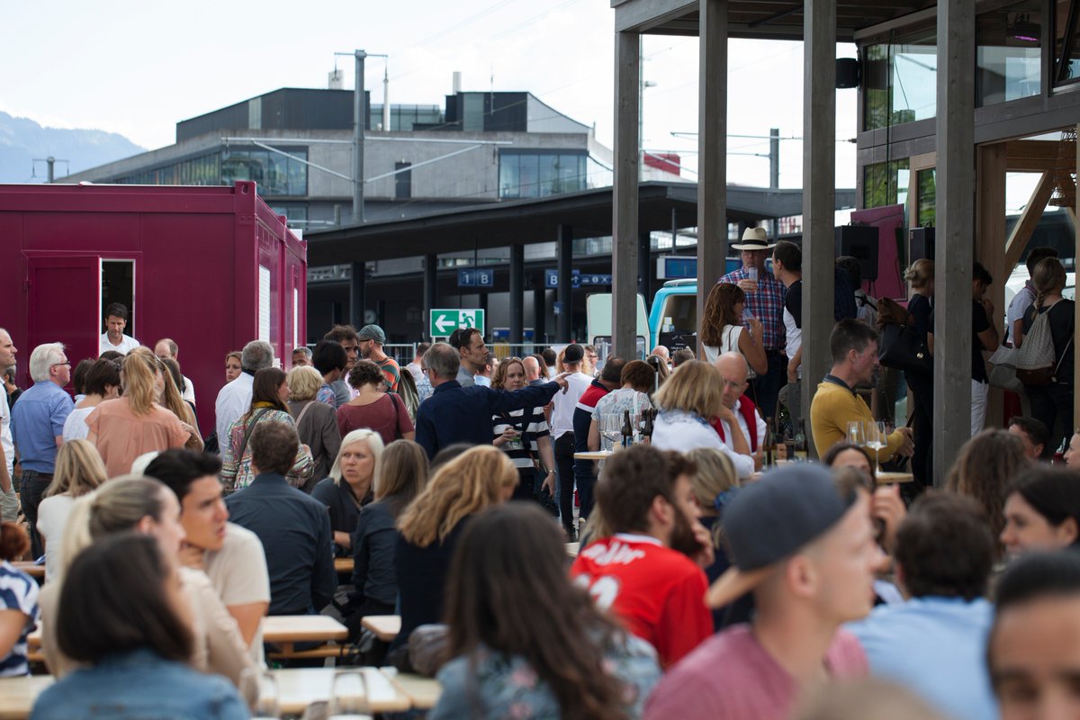 Digital vernetztes «Pop-up-Dörfli» am #bahnhof #zug. Video und Interview dazu jetzt in unserem Blog: bit.ly/2Kl8HEi