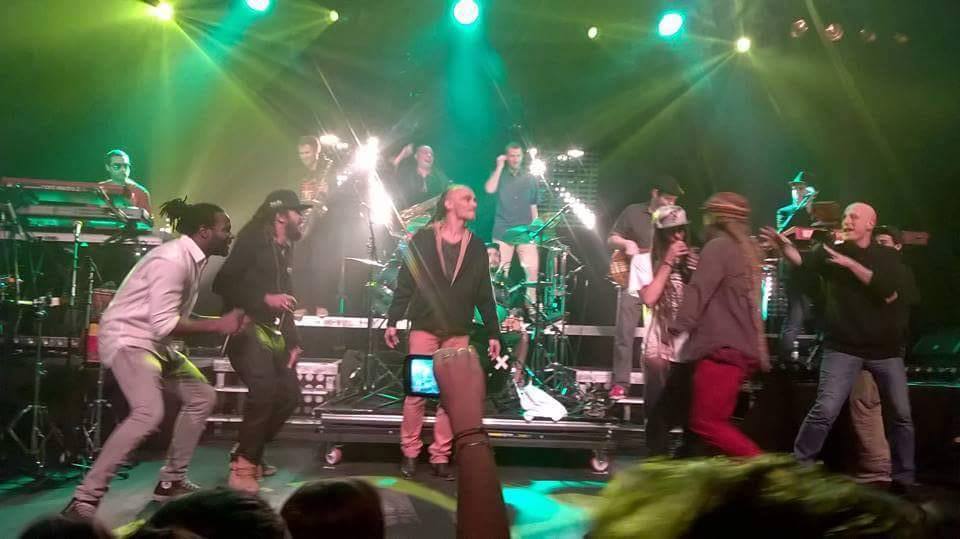 sinsemiliamusic's tweet photo. A l'invitation de Danakil, réunion entre amis autour d'un micro : Patko, Yaniss Odua , Riké, Balik, Manjul, Mike ! Un excellent souvenir ! 🙂 
#sinsemilia #reggaeaddict #danakil #patko #yanissodua #live https://t.co/WDWsxIsrsQ