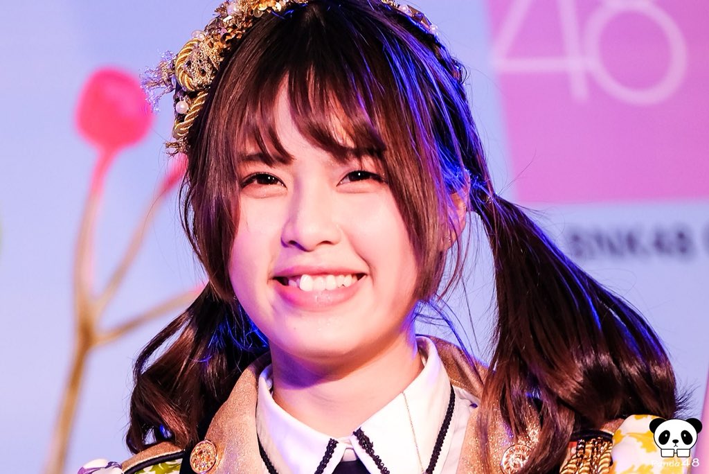 1Pguitar's tweet photo. Day 18 : น้องเป็นคนที่ยิ้มสวยน่ารักมากคนนึงเลยนะ ยังจำความรู้สึกตอนสอบไฟนอลที่ผ่านมาได้อยู่เลย มันเหนื่อยมันท้อมาก แต่ก็เพราะรอยยิ้มของน้องนี่แหละที่มาเติมเต็มกำลังใจ ยิ้มแบบนี้ไปนานๆนะ 😊🌈❤️💖🍑 #Mosmile #รักยิ้มโมบายล์ #MobileBNK48 #BNK48 #29DayMobileChallenge https://t.co/JdzJZpet8P