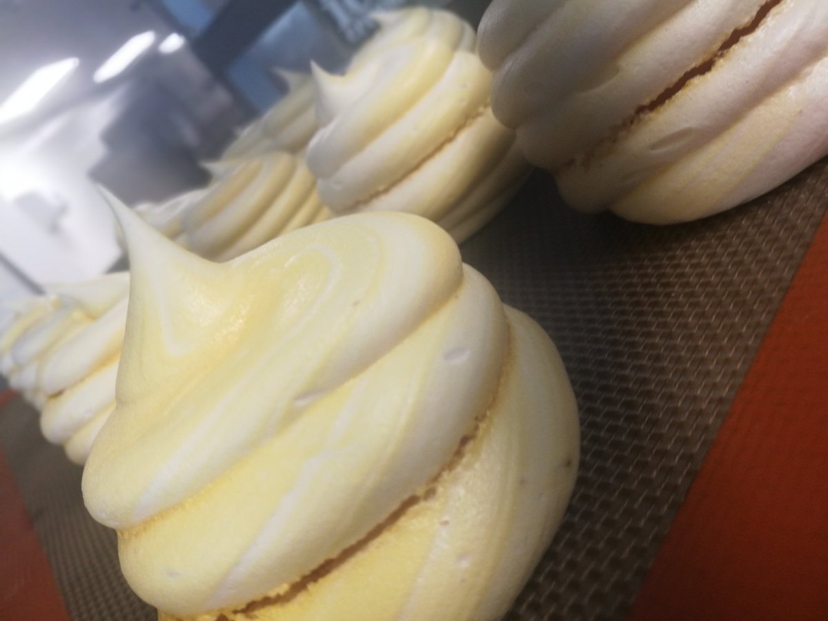 ivorypastry's tweet photo. Vegan meringue, watermelon, banana and vanilla https://t.co/mYxpyOFbAG
