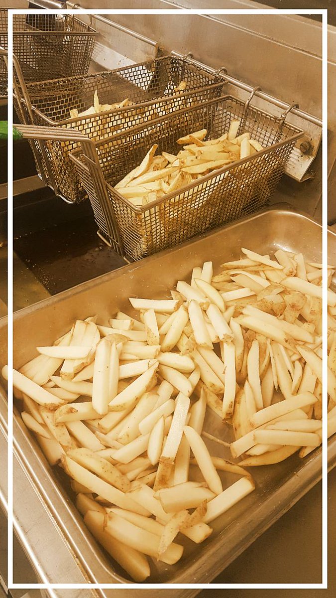 port53echuca's tweet photo. Due to popular demand our hand cut chips are back! We use #mountprospectproduce russet burbank spuds cut with love and fried to perfection with garlic aioli #yum #chips #port53echuca https://t.co/twvuB5UHOC