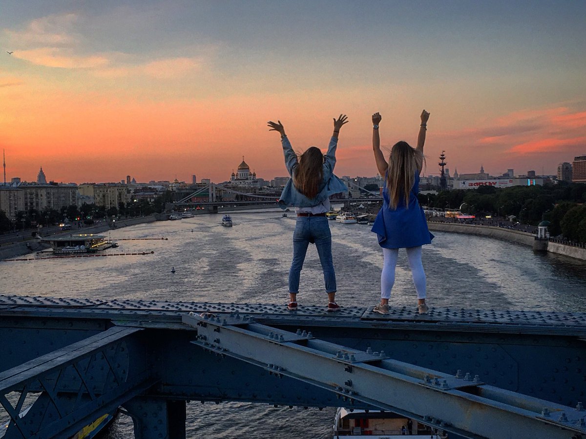 DumontPhoto's tweet photo. Young Muscovites waving at boats passing under the bridge.
#moscowsunset #лето #bridgeparty #moscow #russia #youth https://t.co/wkMNsVsE6D