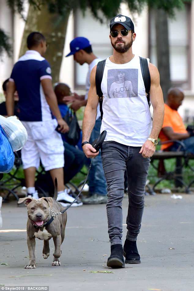 Beard_Club's tweet image. #UltraCamp #MuscleMary Justin Theroux, ex-#GayMerkin for Celesbian Jennifer Aniston, in advertorial (incl. Spacey-style dog-walking/cottaging business) for his own fake heterosexuality, w/staged #chatup video dailym.ai/2Kdy4c0 via @DailyMailCeleb #gaymafia