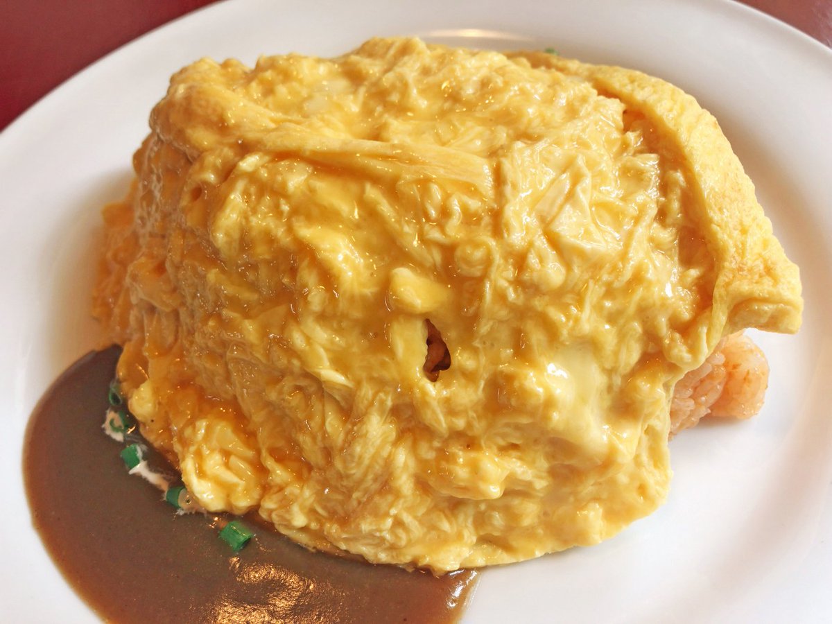 muni_gurume's tweet photo. 【クインズカフェ】
静岡 浜松

ふわふわチーズオムレツを使ったオムライスを食べられるお店。
目の前で店員さんがオムレツに切れ目を入れてくれる形式で、とろとろの卵が目の前に広がる光景はたまらない🎶
デミグラスソースは牛スジや香味野菜、ハーブ、スパイスを加えて煮込んだこだわりのソース✨ https://t.co/lrUdyq9Yex