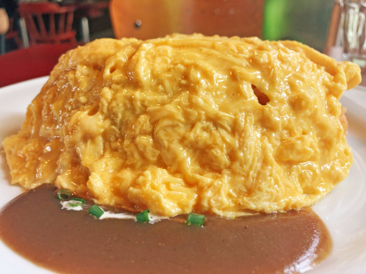 muni_gurume's tweet photo. 【クインズカフェ】
静岡 浜松

ふわふわチーズオムレツを使ったオムライスを食べられるお店。
目の前で店員さんがオムレツに切れ目を入れてくれる形式で、とろとろの卵が目の前に広がる光景はたまらない🎶
デミグラスソースは牛スジや香味野菜、ハーブ、スパイスを加えて煮込んだこだわりのソース✨ https://t.co/lrUdyq9Yex