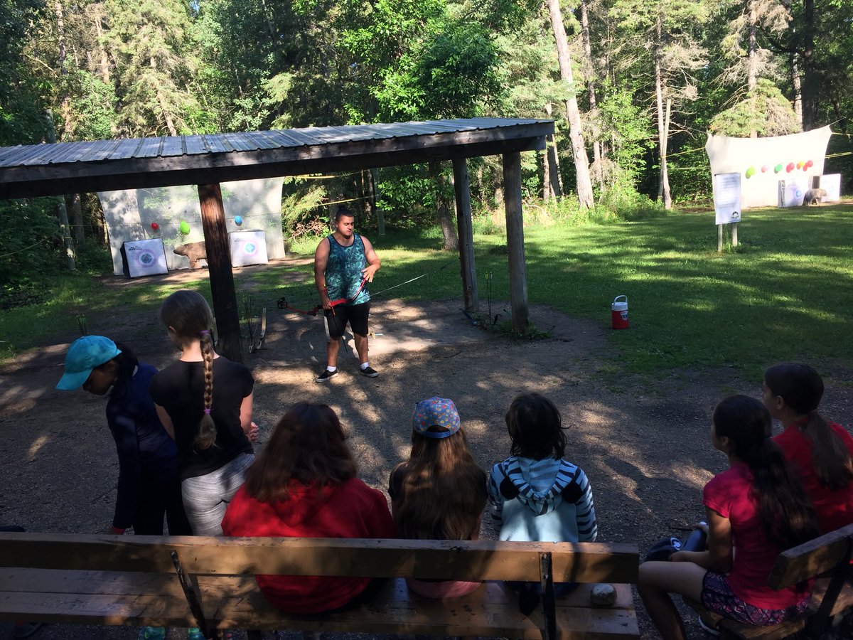MrsCaitlinMunro's tweet photo. Grade 6โs from @darwinLRSD are showing their excellent active listening skills while safety instructions are being given at archery. #godolphinsgo https://t.co/wUSYFoB8Lw