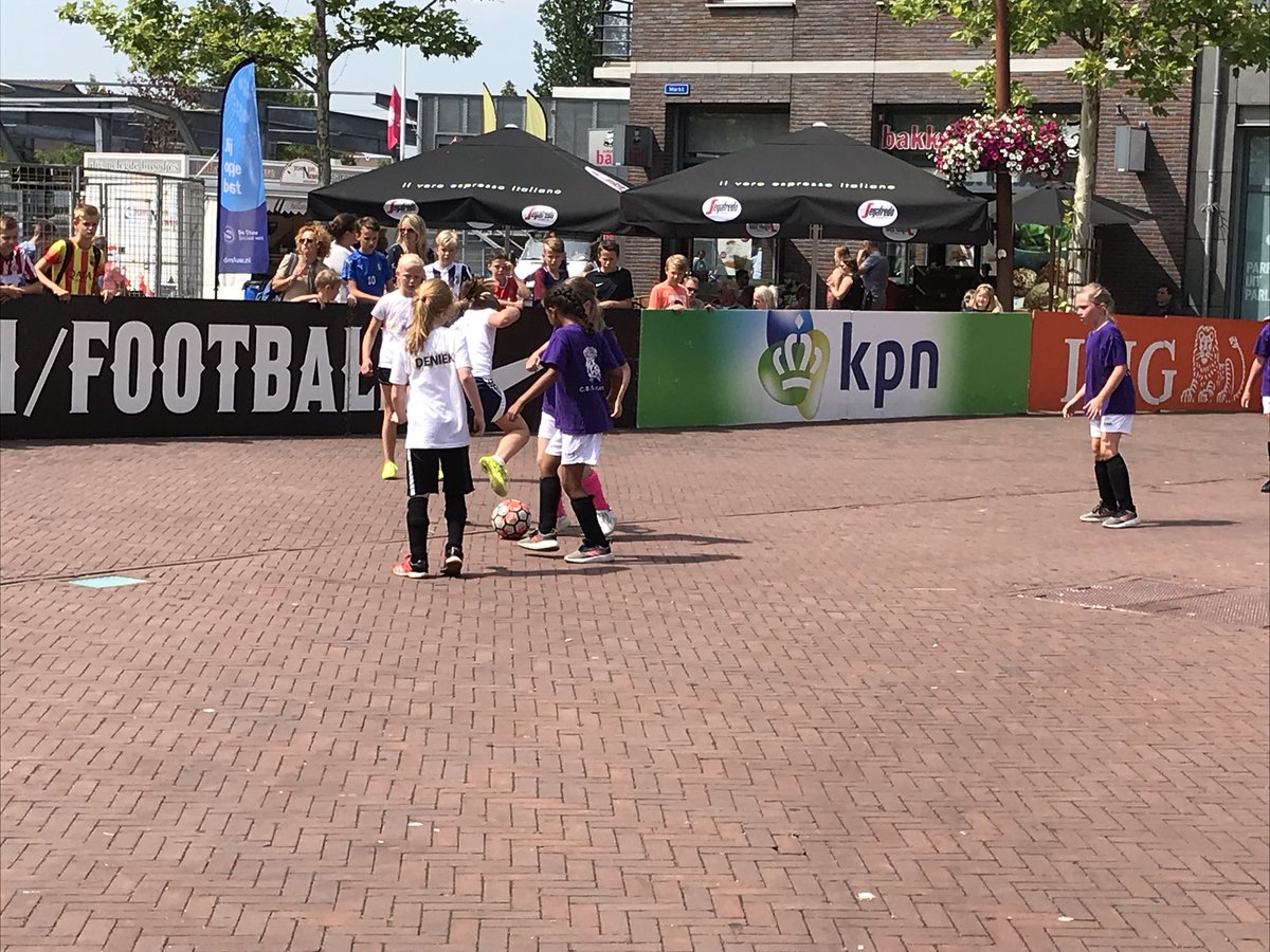 Finale <a href="/KNVBstraat/">KNVB Straatvoetbal</a> in <a href="/gemhardenberg/">Gemeente Hardenberg</a> en <a href="/gemeenteommen/">Gemeente Ommen</a> in volle gang. Nu jongens en meisjes 8-10 jaar in actie. <a href="/GewoonGezondOH/">GewoonGezond</a>