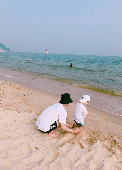 mdzlhcy_'s tweet image. เนี่ย จงอินก็จะน่ารักแบบนี้อ่ะ เป็นคุณอาคนนึงที่รักหลานมาก ฮือ ดูออกเลยว่าจงอินเอ็นดูหลานแค่ไหนอ่ะ หมีน่ารัก ㅠㅠ